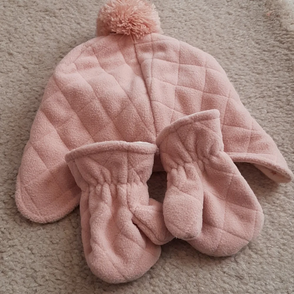 baby Gap 0-6 mo winter hat and mittens